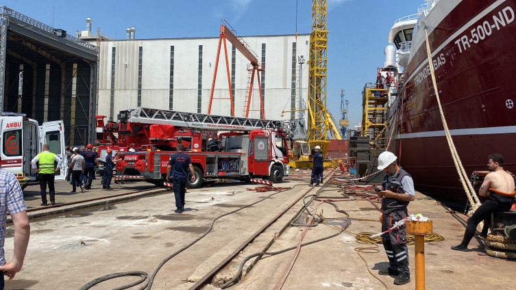 Kocaeli'de tersanede gemi yangını! 4 kişi hastanelik oldu