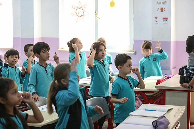 İlkokul öğrencileri işitme engelli arkadaşları için işaret dili öğrendi - Resim : 2