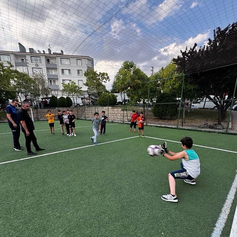 Pursaklar Belediye Başkanı Çetin çocuklara beraber futbol oynadı