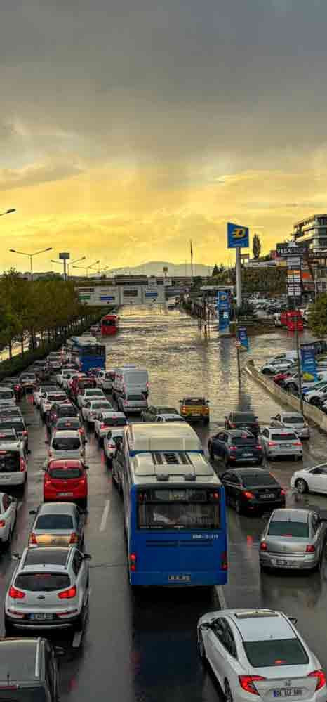 Ankara'da sağanak yağış sonrası İstanbul yolu Şaşmaz ve Batıkent Jandarma Kavşağı'nı sel bastı