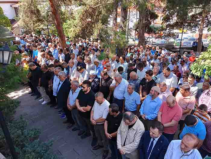 Türkiye'nin tanıdığı öğretmen Ankara'da son yolculuğuna uğurlandı - Resim : 2