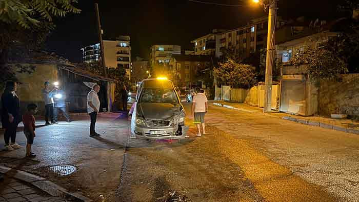 Kırıkkale'de iki otomobil çarpıştı dört kişi yaralandı