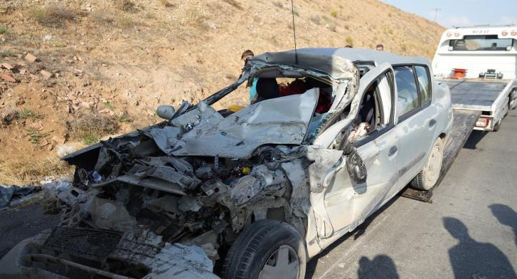 Kırıkkale'de park halindeki tıra çarpan otomobil hurdaya döndü: 4 kişi ağır yaralandı