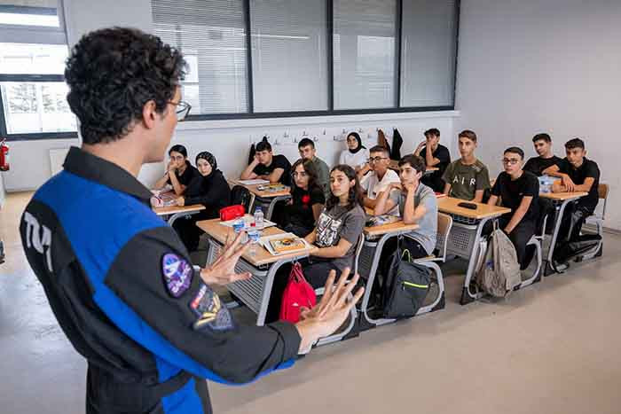 Türkiye'nin ikinci astronotu Ankara'da öğrencilerle buluştu