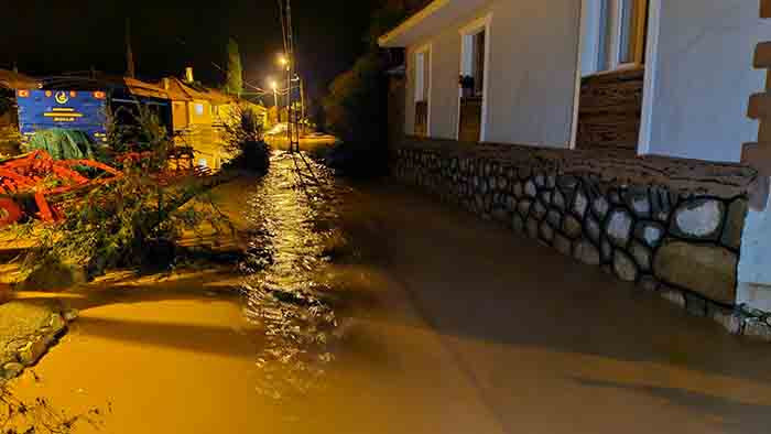 Çorum'da sel sağlık ocağının duvarını ve kapısını yıktı - Resim : 2
