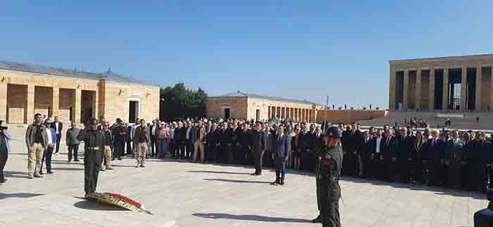 CHP'nin kuruluşunun 101. yıl dönümünde Özgür Özel'den Anıtkabir'e ziyaret