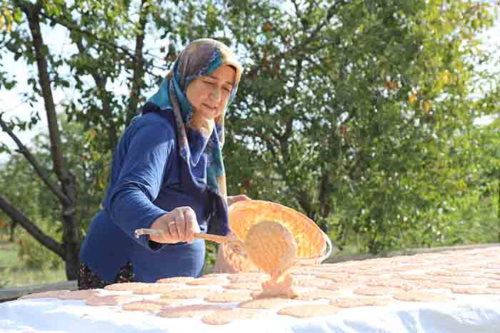 Ankara Çubuk'ta kadınlar tarhana yapıp öğrencilere burs veriyorlar