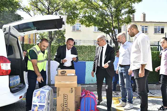 Mamak Belediyesi okullara temizlik ve kırtasiye malzemesi yardımı yaptı