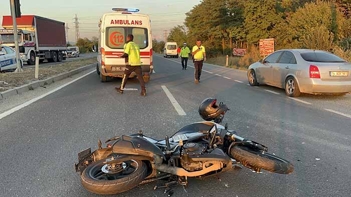 Ankara istikametindeki motosiklet Bolu'da iki araç arasında kalıp kaza yaptı!