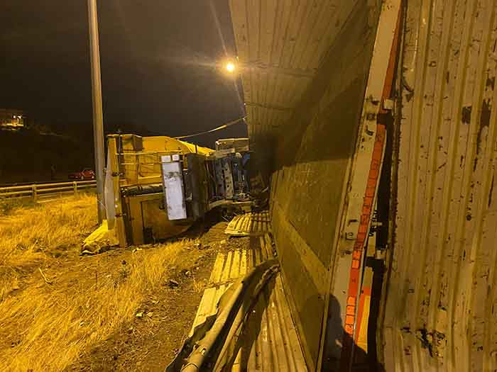 Ankara Çevre Yolu'nda sürücüsünün kontrolünden çıkan tır devrildi - Resim : 2