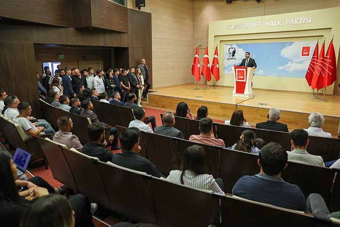 Deniz Bozkurt CHP Gençlik Kolları Genel Başkanlığı'na aday olduğunu açıkladı