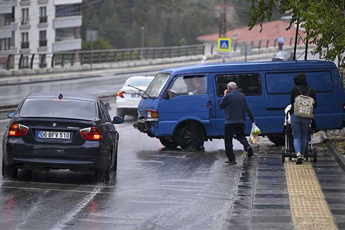 Ankara'da trafik kazasında minibüs kayalıklara çarptı! - Resim : 2