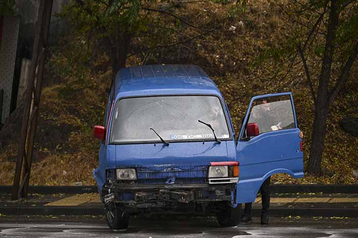 Ankara'da trafik kazasında minibüs kayalıklara çarptı!