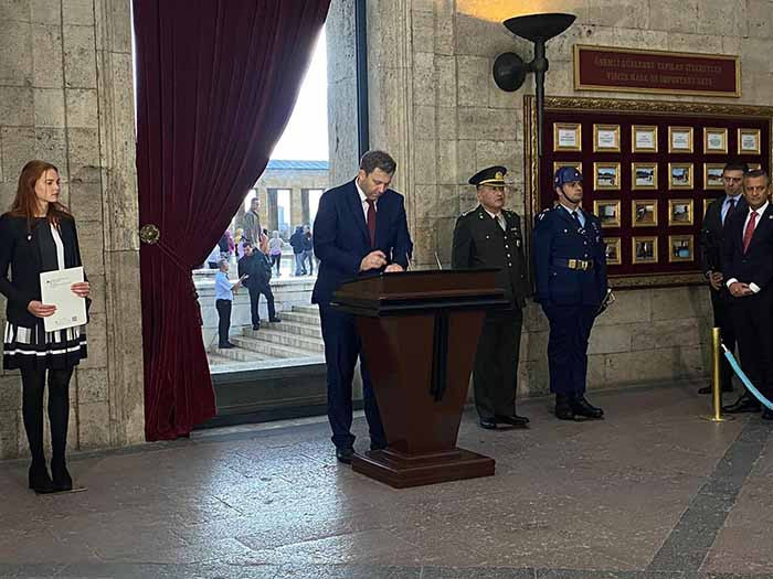 Özgür Özel, Alman politikacı ile Anıtkabir'i ziyaret etti