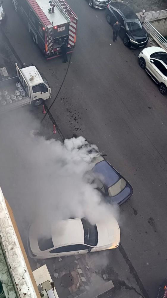 Ankara Kızılcahamam’da tüp kamyonunun yanındaki araç yandı