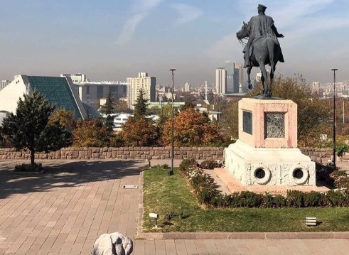 Ankara'ya Cumhuriyette yapılan ilk Atatürk anıtı! Halen varlığını sürdürüyor