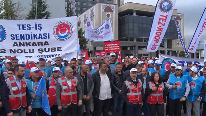 TÜRK-İŞ Ankara'da Maliye Bakanlığı'nın kapısına "Zordayız Geçinemiyoruz" pankartı astı!