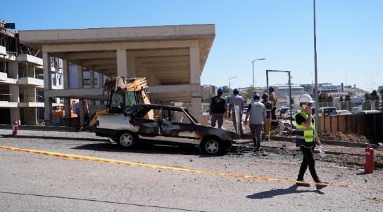 Ankara'da doğalgaz kaçağı alev aldı: Park halindeki araç hurdaya döndü