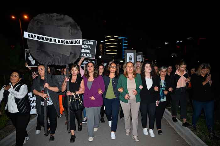 CHP Ankara Kadın Kolları'ndan Aile Bakanlığı'na siyah çelenk protestosu!