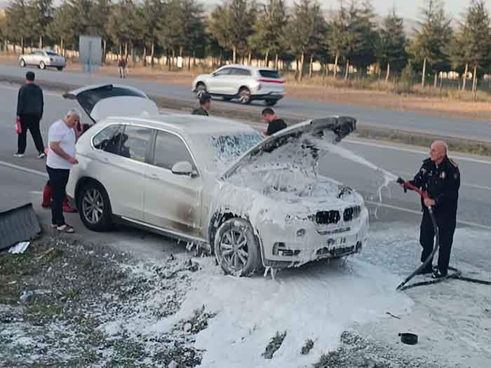 Ankara'da seyir halindeyken alev alan lüks araç kullanılmaz hale geldi