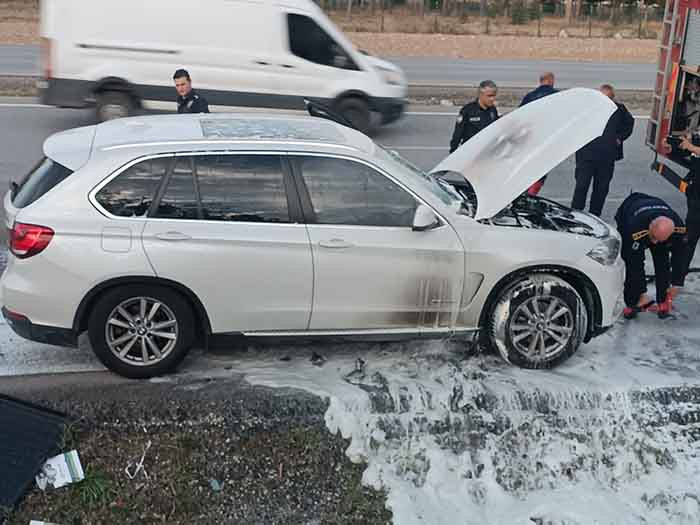 Ankara'da seyir halindeyken alev alan lüks araç kullanılmaz hale geldi - Resim : 2