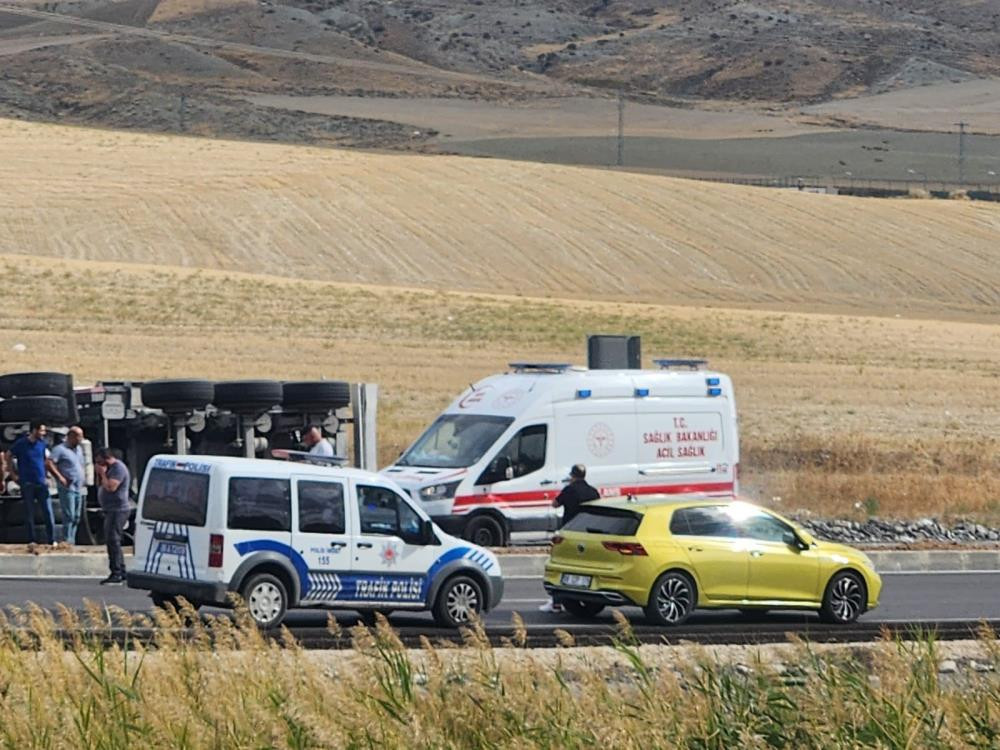 Ankara’da hayvan yüklü tır devrildi: Kuzular derede telef oldu