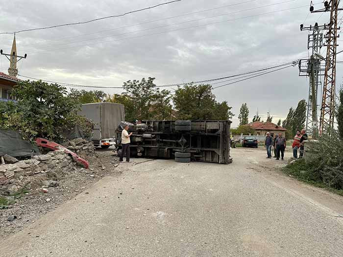 Ankara'da freni boşalan kamyon duvara çarpıp devrildi!