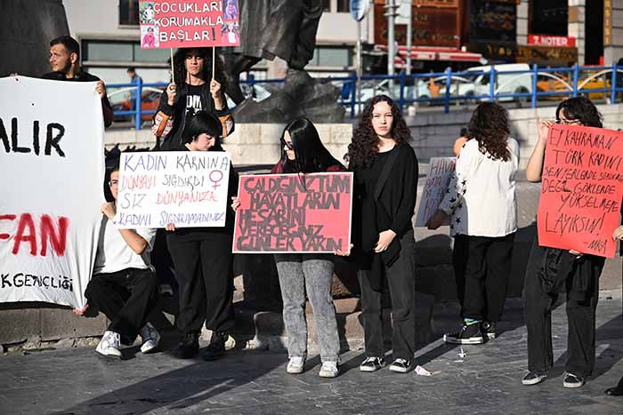 Ankara'da üniversite öğrencilerinden kadına ve çocuğa karşı şiddete tepki