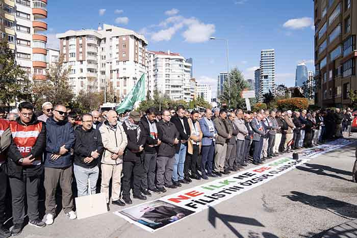 Ankara'da Yahya Sinvar için gıyabi cenaze namazı kılıp ABD büyükelçiliğine yürüdüler