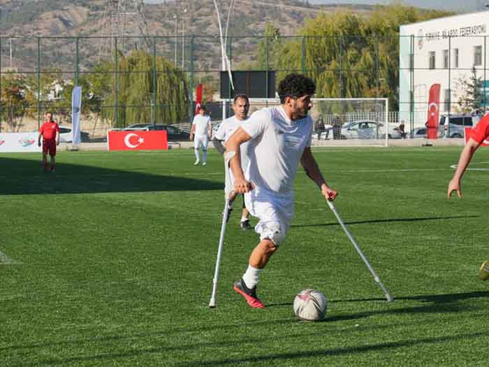 Ankara'da BAE Büyükelçiliği'nin düzenlediği dostluk maçı renkli görüntülere sahne oldu - Resim : 2