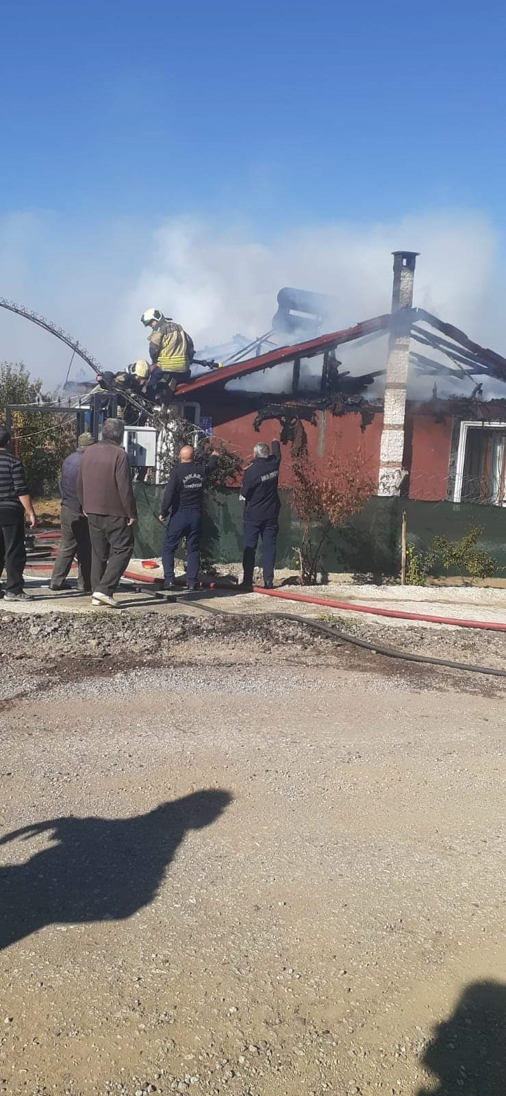 Ankara Elmadağ'da bir kadın evinin yanışını ağlayarak izledi - Resim : 2