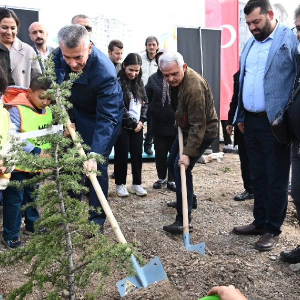 Mamak Belediye Başkanı Şahin fidan dikme etkinliğinde gençliğe vurgu yaptı