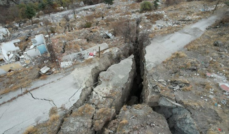 Keçiören’de mahalleliler heyelan riskinden dolayı endişeli