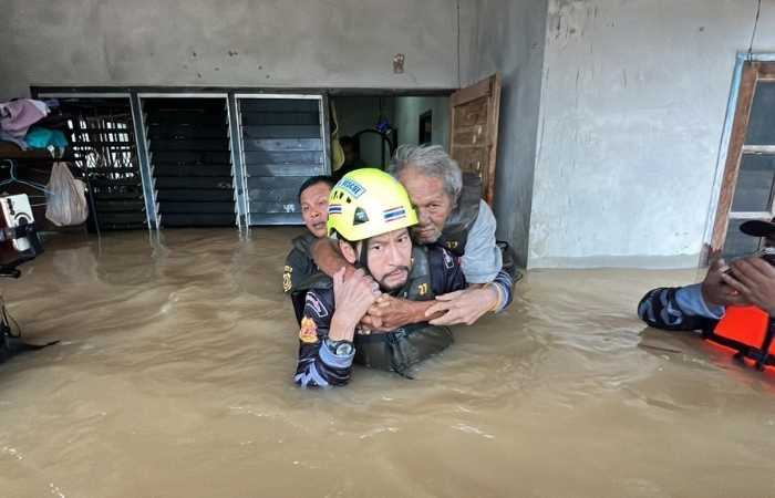 Tayland'da 150 bin hanenin etkilendiği sel felaketinde 2 kişi hayatını kaybetti