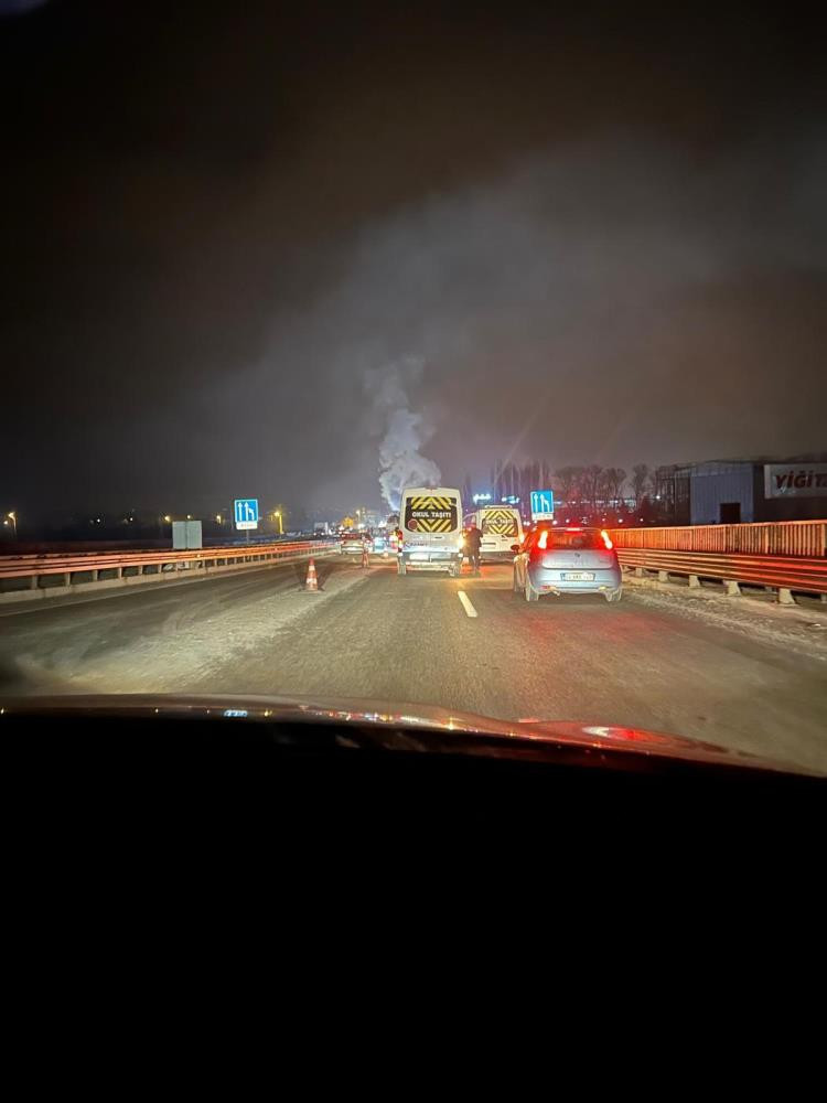 Çankaya Bulvarı’nda takla atan araç cayır cayır yandı: 2 yaralı