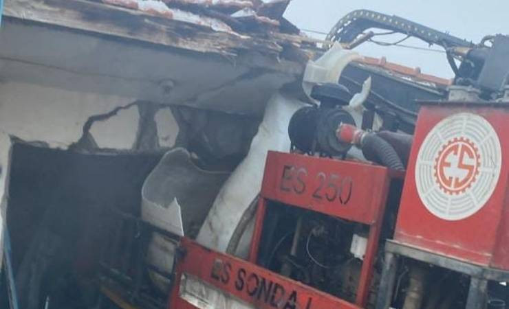 Ankara'da freni boşalan sondaj aracı eve çarparak durabildi