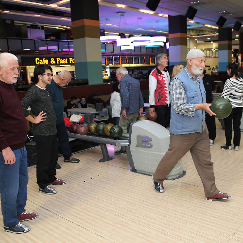 Keçiören Belediyesi huzurevi sakinlerini bowling oynamaya götürdü