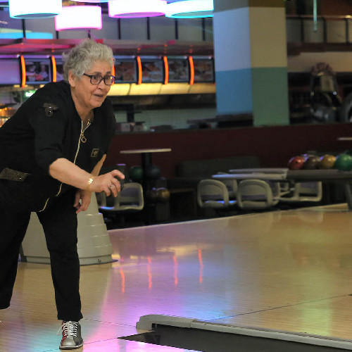 Keçiören Belediyesi huzurevi sakinlerini bowling oynamaya götürdü - Resim : 2