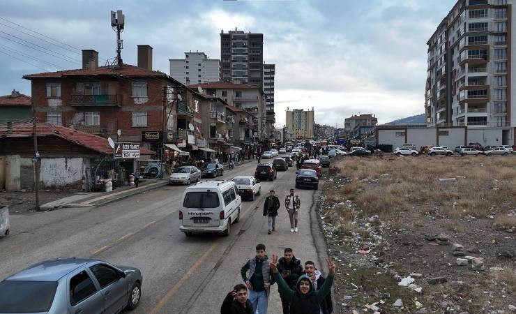 Ankara'da Suriyeliler Esed rejiminin devrilmesini sokaklarda kutladılar