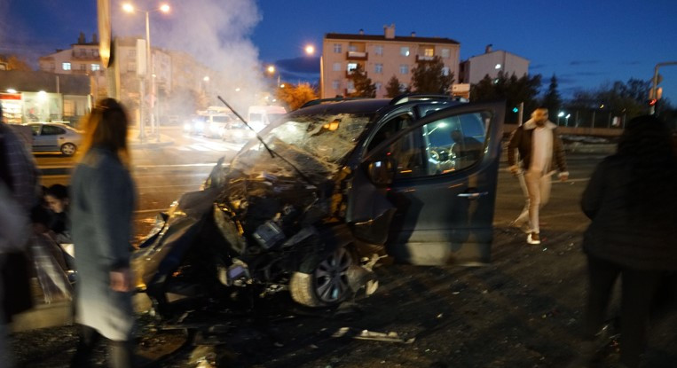 Polatlı’da ticari aracın okul servisine çarptığı kazada 1'i ağır 9 yaralı