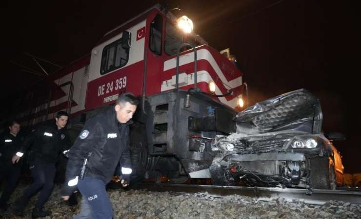 Kırıkkale'de trenin önünde kalan otomobil hurdaya döndü