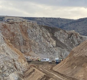 Elmadağ’da iş makinesinin altında kalan işçi olay yerinde hayatını kaybetti