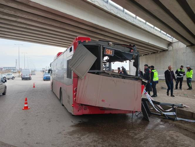 Sincan'da tır Belediye otobüsü ile çarpıştı! 1 ölü!