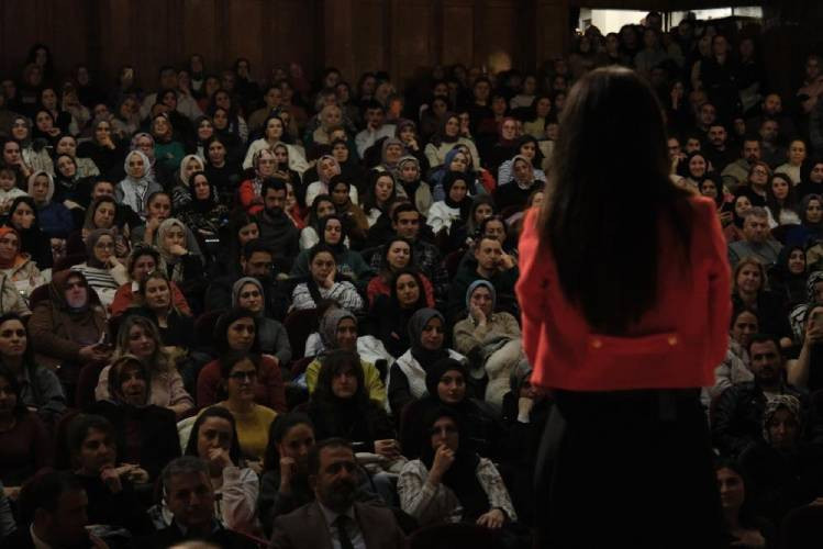 Akademisyen Anne Çorum'da konferans düzenledi