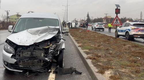 Aksaray-Ankara kara yolunda 2 araç çarpıştı!