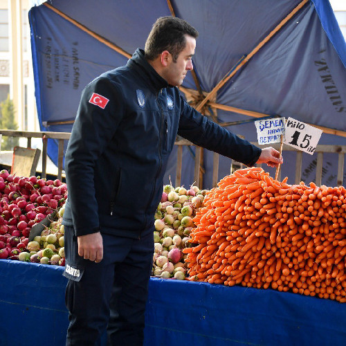 Altındağ Belediyesi zabıtaları pazarlarda halk sağlığı denetlemesi yaptı