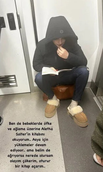 Ünlü oyuncu metroya bindi: Yere oturup kitap okudu - Resim : 3