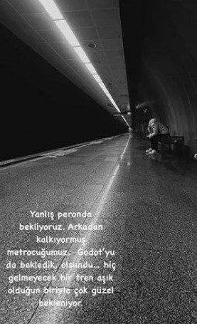 Ünlü oyuncu metroya bindi: Yere oturup kitap okudu - Resim : 2