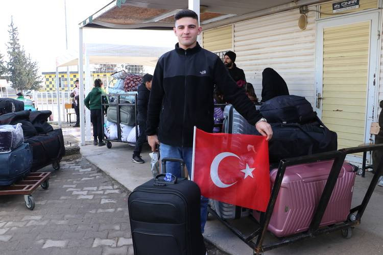 İstanbul'dan Suriye'ye: Ülkesine Türk bayrağıyla döndü