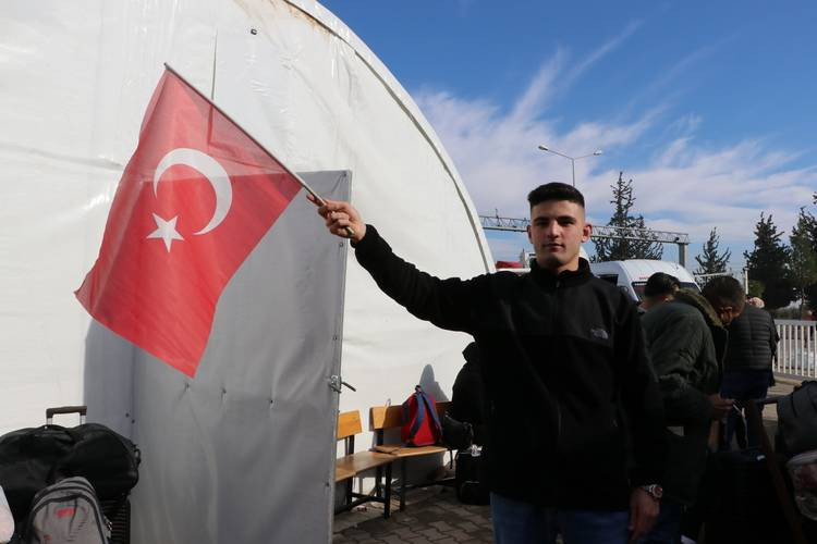 İstanbul'dan Suriye'ye: Ülkesine Türk bayrağıyla döndü - Resim : 2